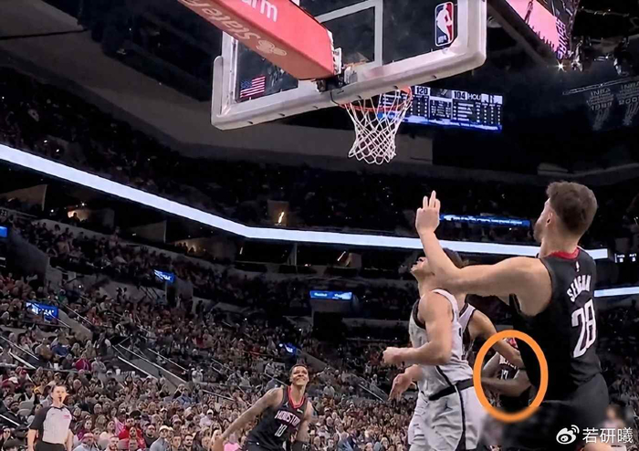 开云体育下载-马刺赢了火箭23分，乌杜卡死守老将不换人，年轻球员坐穿板凳|三分球|申京|卡斯尔|圣安东尼奥马刺队|德文-瓦塞尔_新浪体育_新浪新闻